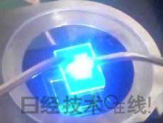   發(fā)光試驗(yàn)中的LED元件。基板尺寸：1cm見方，元件尺寸：0.3mm見方，注入電流：約200mA，中心波長：450nm 