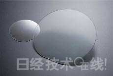 GaN晶圓。左為2英寸產(chǎn)品，右為4英寸產(chǎn)品