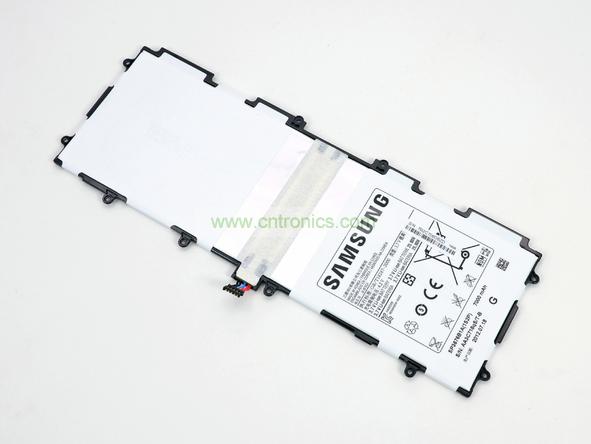 取出電池前要把周圍的帶狀電纜先拔出來，這個(gè)比較容易。Galaxy Note 10.1的電池容量為7000mAh,3.7V，預(yù)計(jì)續(xù)航時(shí)間8小時(shí)左右，重約136克，占據(jù)了整體重量的23%。不過為了減少機(jī)身厚度，電池做得很薄。