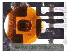 圖2：對于車用級R2Coupler產(chǎn)品如ACPL-M43T光電耦合器，Avago使用雙線強化關(guān)鍵功能連接