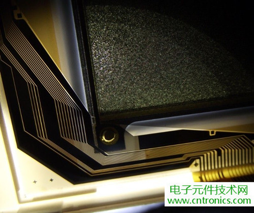 探秘電子紙！一款電紙書的電子墨水屏拆解