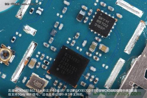 高通WCN3680 802.11ac和藍(lán)牙4.0模塊，旁邊的SKY85702-11配合其使用5GHz Wi-Fi頻段