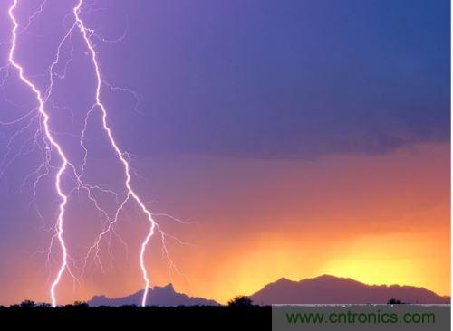 【導(dǎo)讀】處于空間變化的強(qiáng)電磁場中的物體，由于電磁感應(yīng)，在其內(nèi)部就會產(chǎn)生很高的感應(yīng)電動勢，很容易造成意外。現(xiàn)在家用電器的也采取了各種相應(yīng)的防護(hù)措施，特別是雷電的防護(hù)，不要以為在家里的電器就不怕雷電哦，“家里”也不安全的，所以雷天下電器防雷常識還是不可少的。  家用電器的防護(hù)，除了避免人為損壞外，諸多不可抗力因素所帶來的損壞也要采取相應(yīng)的防護(hù)措施，特別是雷電的防護(hù)。雷電流在50～100微秒的時間內(nèi)，從０變化到幾萬安，再由幾萬安變化到０，在其周圍空間會產(chǎn)生瞬變的強(qiáng)電磁場。處于空間變化的強(qiáng)電磁場中的物體，由于電磁感應(yīng)，在其內(nèi)部就會產(chǎn)生很高的感應(yīng)電動勢。以前，由于它的成災(zāi)概率極小，沒有引起人們的注意，但隨著微電子技術(shù)的重大進(jìn)展，超大規(guī)模集成電路誕生，它的能耗小、靈敏度極高等特點，使得其容易被損壞。          在建筑物內(nèi)，大量布設(shè)著各種導(dǎo)體線路。當(dāng)建筑物遭受雷擊或其周圍發(fā)生雷擊時，雷電流將在建筑物內(nèi)部空間產(chǎn)生瞬態(tài)磁場脈沖，這種磁場脈沖干擾上述回路后，將在回路中感應(yīng)出瞬態(tài)過電壓，危及這些回路相連的設(shè)備。雖然建筑物做好了防雷措施，但建筑物不可避免的會出現(xiàn)露洞。比如大面積的門窗可以讓電磁波入侵來去自由，輸電線路引雷入室等等。甚至有些電器還是露天使用的，因此應(yīng)做好電器防雷。 6   電力系統(tǒng)因其裸露而置于高空，是最易遭受雷擊的。20世紀(jì)初，在電力系統(tǒng)應(yīng)用到輸電線中上時創(chuàng)造了避雷線，即接閃器是一根或兩根架設(shè)在輸電線上方的接地鋼線，也就是前面所稱的“避雷線”。由于它簡單有效，所以在房屋建筑上也推廣了這種形式的接閃器，將它安裝在房屋上容易發(fā)生雷擊的地方，起到避雷的作用。現(xiàn)在許供電線路采用地下電纜，對防雷有了很大的幫助。但高壓運輸還是必須架空明線，因此，必須使用避雷線。          人們通常用過壓保護(hù)器來保護(hù)電器。其防雷原理是：這種保護(hù)器有兩個端口，電器電源火線與零線分別各接保護(hù)器的一個端口，每個保護(hù)器另一端再接地，通過間隙擊穿達(dá)到對地放電的目的。在正常工作電壓下，避雷器間隙不會被擊穿，當(dāng)過電壓沿導(dǎo)線傳過來危及被保護(hù)設(shè)備的過電壓時，避雷器間隙很快被擊穿，對地放電，使大量的電荷都泄入到大地，從而限制了被保護(hù)設(shè)備的輸入電壓，起到了保護(hù)設(shè)備的作用。過電壓過去以后，間隙能迅速恢復(fù)，使電器正常工作。一些高檔的電器自帶保護(hù)器，但是還有許多的電器沒有這一裝置。因此，應(yīng)在入戶電線接上保護(hù)器。在雷暴天氣時，如果沒有特別的用電要求，最好將入戶總閘關(guān)閉。          微電子技術(shù)的發(fā)展，用電器大量使用集成電路。雷電發(fā)生時的電磁效應(yīng)是集成電路的克星。而現(xiàn)在使用集成電路最多的莫過于計算機(jī)了，為了防止電磁感應(yīng)對其的破壞，計算機(jī)的主機(jī)外殼一般由金屬制成。利用金屬的靜電屏蔽和對電磁波的趨膚效應(yīng)，對防止感應(yīng)雷有很好的效果。