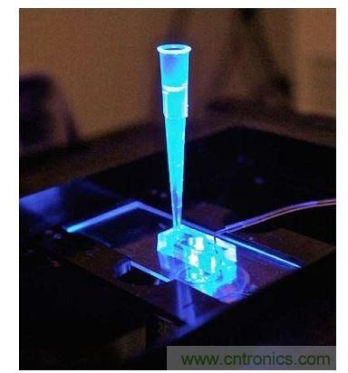 加州柏克萊大學(xué)所開發(fā)的“心臟單芯片”用以放置從成人干細(xì)胞產(chǎn)出的人類心臟組織，該系統(tǒng)有一天可望替代實驗動物應(yīng)用于藥物安全篩檢
