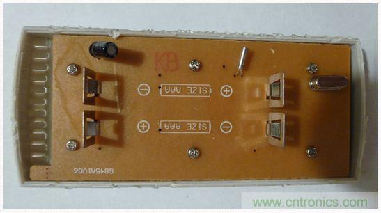 圖4：移開(kāi)電池后的PCB同一面。