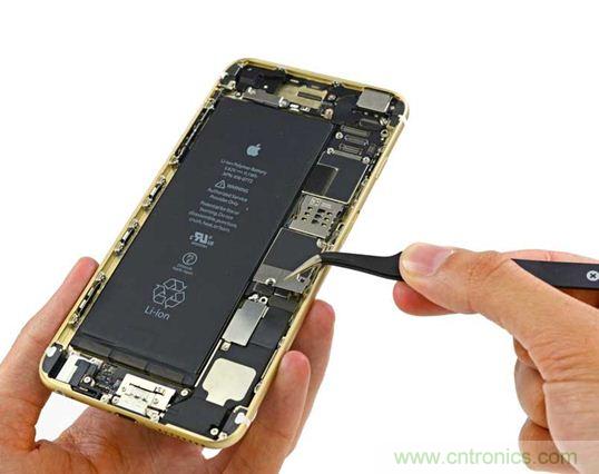 與iPhone 5S相比，電池尺寸更大，電池效率提高了16%。整部手機(jī)看起來(lái)就像一件藝術(shù)品，但看不到太多的內(nèi)部構(gòu)造。（來(lái)源：iFixit）
