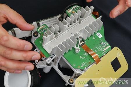 拆解筆記本不過癮，那就來拆拆日本情感機器人吧！