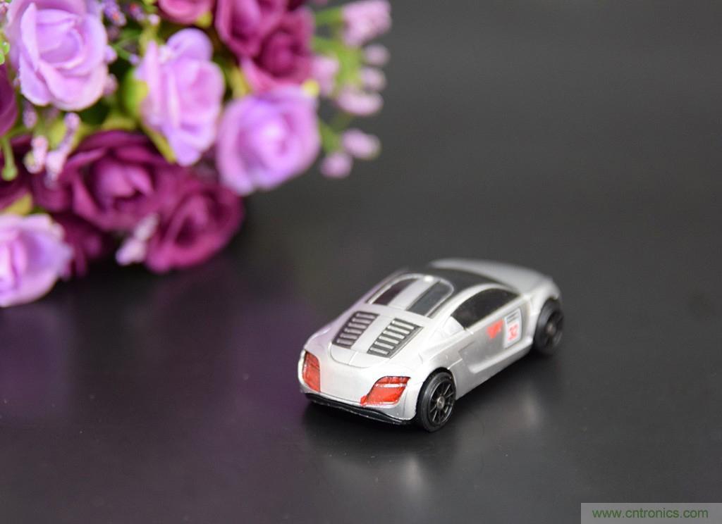 虛擬與現(xiàn)實(shí)相結(jié)合的飛車游戲，讓你體驗(yàn)速度與激情的碰撞！