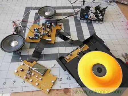 廢舊收音機如何變身成酷炫機器人？