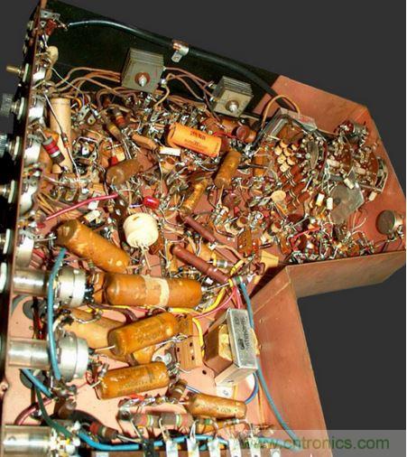 1948年Motorola的VT-71「Golden View」7吋電視機就是采用點對點接線。（圖片來源：Wikimedia/Westernelectric555）