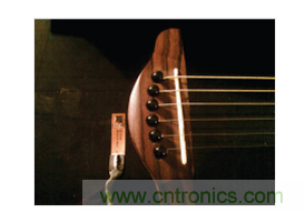  安裝到Fender Stratacoustic吉它上的加速度計。
