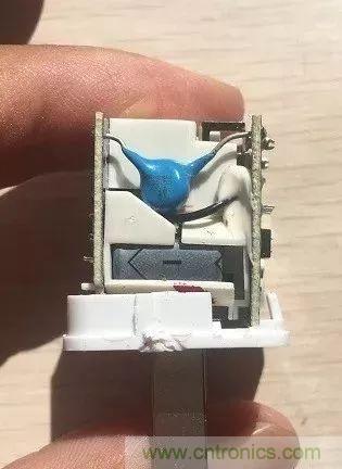拆了個電容之后，我的iPhone也會自動訂房了