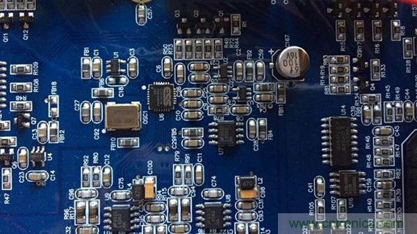 如何“布局”電路上的貼片電容才會(huì)降低寄生電感？