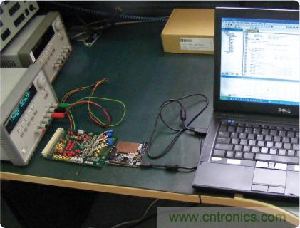 ADuC7026提供可編程電壓，用于評(píng)估多電源系統(tǒng)