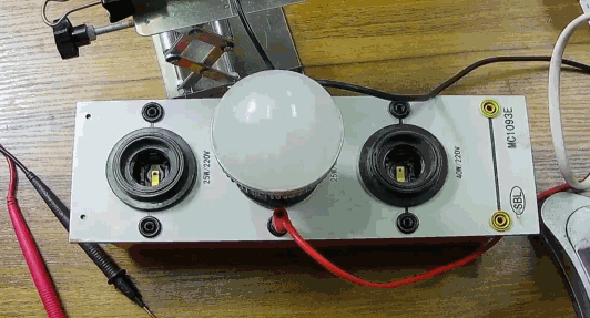 電燈泡內(nèi)通有交流電，為什么看不到燈泡在閃爍？