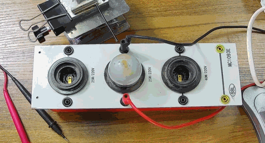 電燈泡內(nèi)通有交流電，為什么看不到燈泡在閃爍？