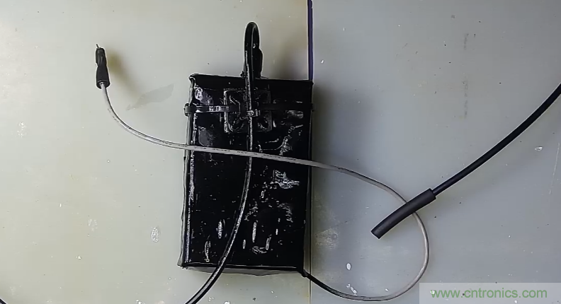 電燈泡內(nèi)通有交流電，為什么看不到燈泡在閃爍？